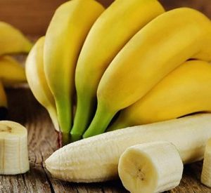 Bananes en main et découpées présentées sur une table