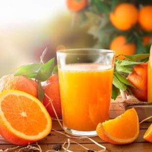 Jus d'orange avec oranges fraîches