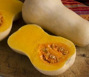 Butternut BIO sur une planche à découper