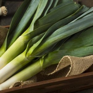 Poireaux dans un bac à légumes en bois