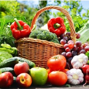 Sac en osier pleins de fruits et légumes dans un jardin