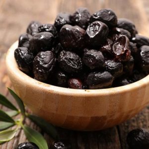 Olives noires dénoyautées à la grecque dans un bol