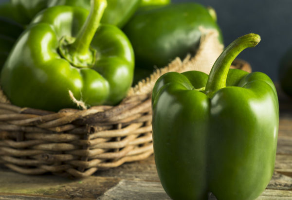 Poivrons verts et poivrons verts dans un panier