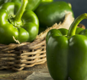 Poivrons verts et poivrons verts dans un panier