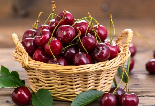 Cerises dans un bol d'osier