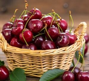 Cerises dans un bol d'osier