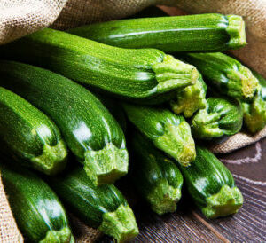 Courgettes dans un sac en lin