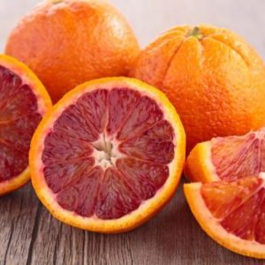Oranges sanguines découpées sur une table en bois