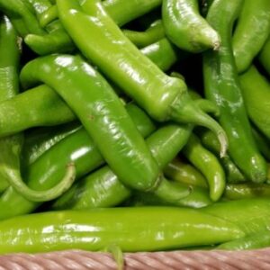 Étalage de piment vert dans un panier