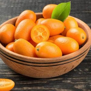 Bol de Kumquat avec des bouts qui sortent du bol